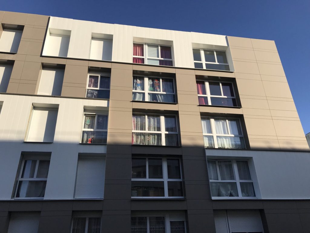 Bardage Fibre Ciment et Acier Isolé – Résidence le Phare