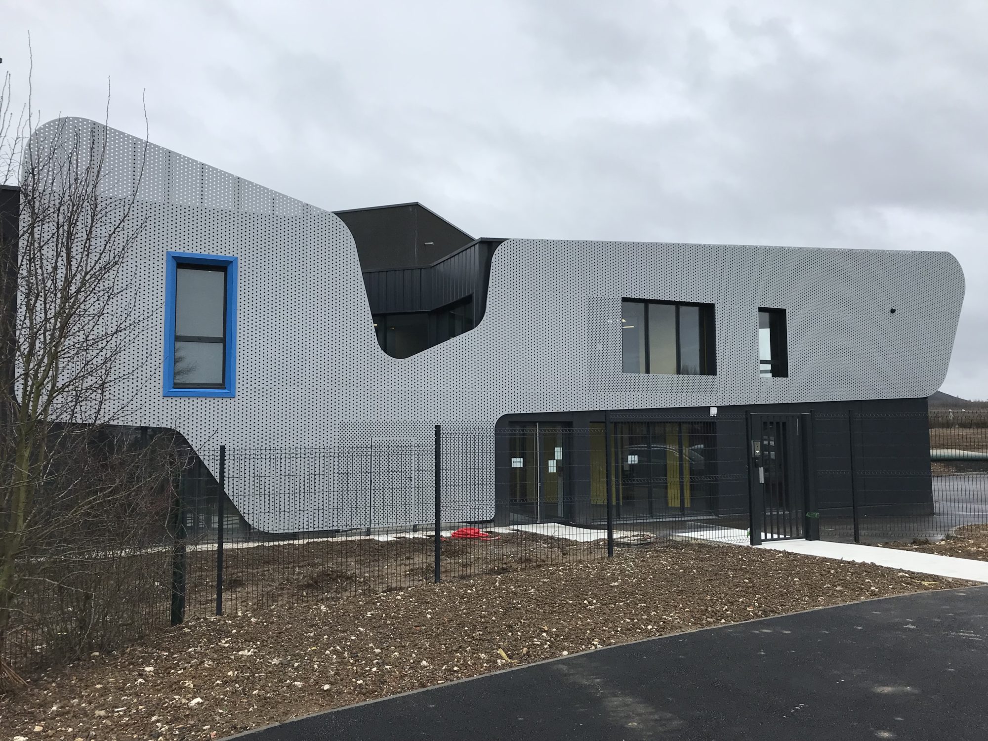 Etancheite Bitumineuse – Bardage acier perforé – Extension de l&rsquo;usine HANOVA