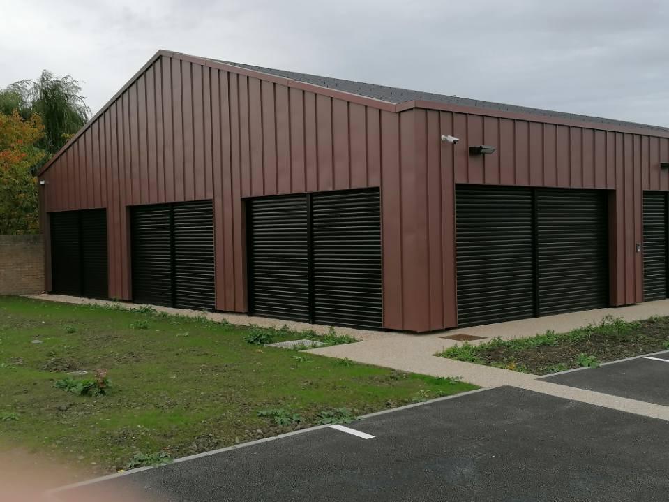 Bardage Zinc à joint debout – Couverture Panneaux Sandwich – Réhabilitation de Bureaux