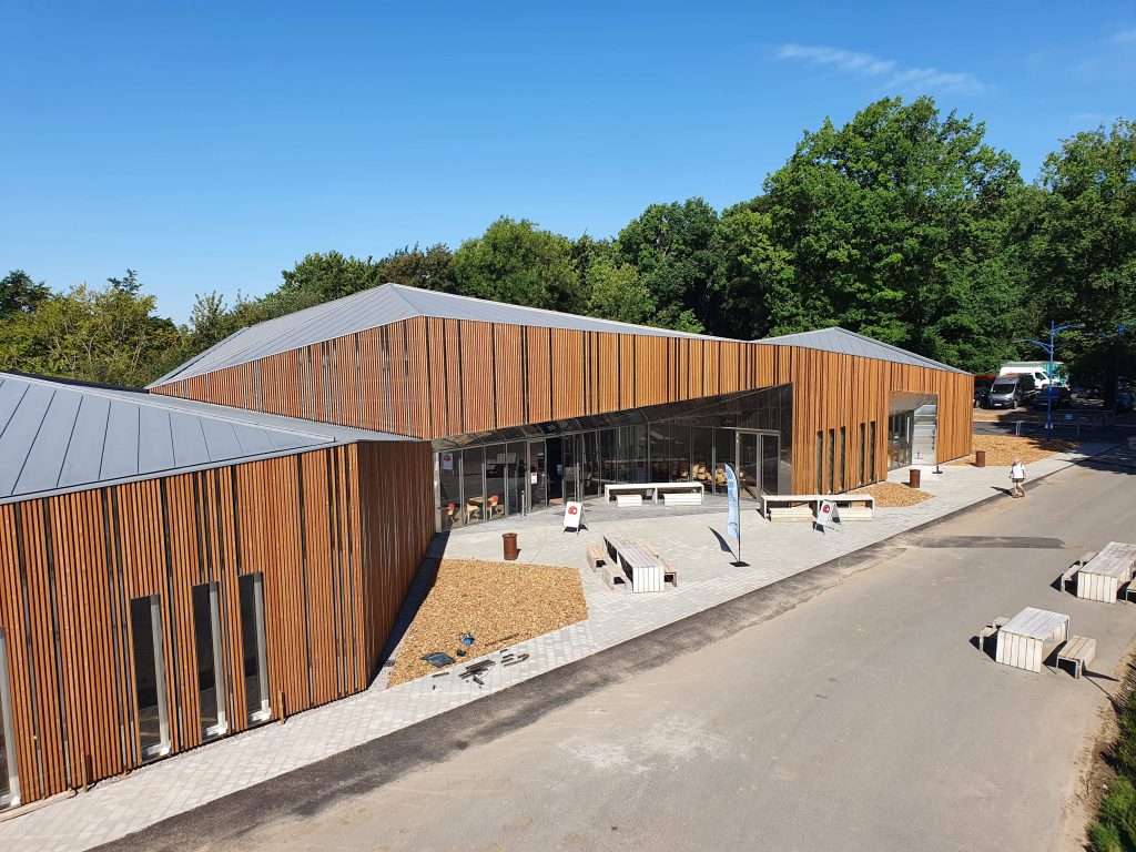 Bardage bois à claire voie – Couverture Zinc à joint debout -Etanchéité Bitumineuse : Base de loisir de OLHAIN